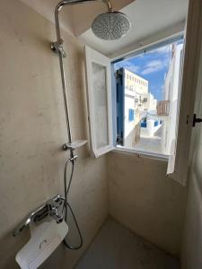 una ducha en un baño con ventana en Naxian Castle Gem Studio, en Naxos Chora 20 fotos más