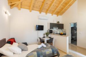 een kleine slaapkamer met een bed en een keuken bij Apartments Roza in Mlini