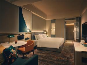 Uma cama ou camas num quarto em Wanda Yi Hotel Wuxi