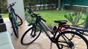 dos bicicletas estacionadas una al lado de la otra en un patio en Nest Eco Guesthouse, en Udine