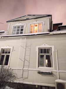 una casa blanca con una ventana encima en Viinikan Tähti lemmikkiystävällinen kotimajoitus en Tampere