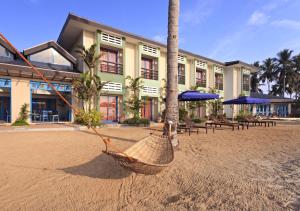 un resort con amaca di fronte a un edificio di Microtel by Wyndham Puerto Princesa a Città di Puerto Princesa