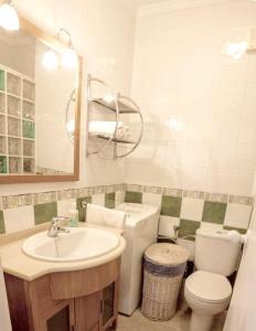 トロクス・コスタにあるBerolinaのバスルーム(洗面台、トイレ、鏡付)