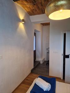 Habitación con pared blanca y techo de madera. en Sobe Lotrist, en Radovljica