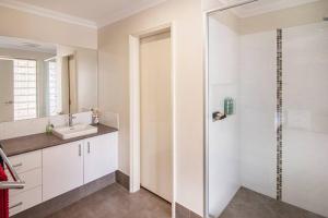 un baño con lavabo y ducha en Duke Cottage - pet friendly near beach., en Busselton 12 fotos más
