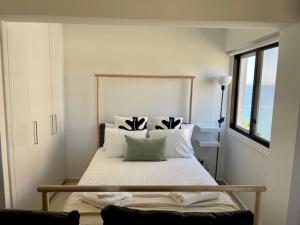 1 dormitorio con 1 cama grande y ventana grande en Seaside Studio Zygi, en Zygi