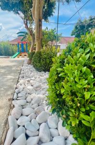 un jardín con rocas y plantas en una calle en Casa Silva Diamond, en Pinhal Novo