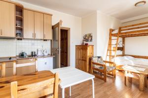 Kuchyňa alebo kuchynka v ubytovaní ZAKOHOME- Apartamenty Kościelisko Centrum