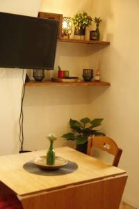einen Tisch mit einer Vase darüber in der Unterkunft Petit studio au coeur d'Uzès in Uzès