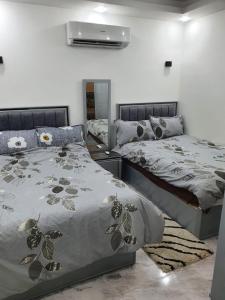 Giường trong phòng chung tại Amazing 2 bedroom Selena Bay Hurghada