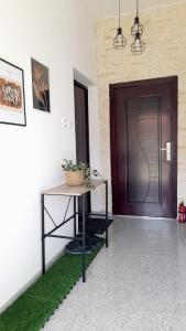 別洛瓦爾的住宿－Apartment Eleco，走廊上设有桌子,门上挂着植物