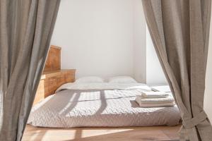 Een bed of bedden in een kamer bij Sunny&spacious apartment near the Central station