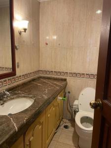 apartemen في جاكرتا: حمام مع حوض ومرحاض