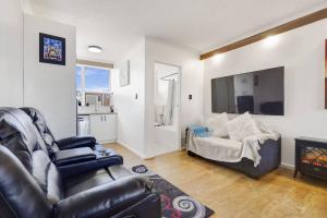 Una sala de estar con un sofá y una chimenea. en Sweet 1BR Studio In St Kilda, en Melbourne