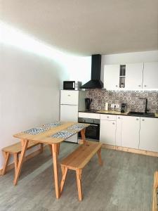 Küche/Küchenzeile in der Unterkunft FREDANNE, appartement moderne wifi, fibre à 100m de la plage