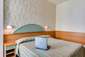 A bed or beds in a room at Hotel Cigno D'Oro