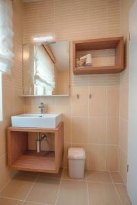 La salle de bains est pourvue d'un lavabo et de toilettes. dans l'établissement Guesthouse Opara, à Piran