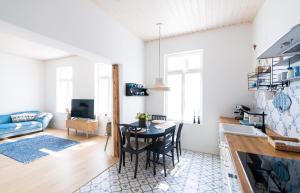 a kitchen and living room with a table and chairs at Haapsalu OldTown apartment in Haapsalu