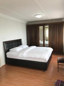 Postel nebo postele na pokoji v ubytování SEYRİ DENİZ VİLLA Villa with sea view