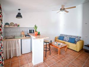 Il dispose d'une cuisine et d'un salon avec un canapé et une table. dans l'établissement Alojamiento Rural EnClave, à Burjulú