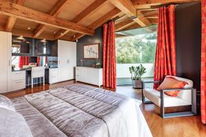 una camera con un grande letto e una cucina di Casa Itram Fantástica casa en el Gironès a Girona
