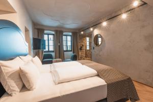 Ein Bett oder Betten in einem Zimmer der Unterkunft H5 Grauer Bär Studios & More