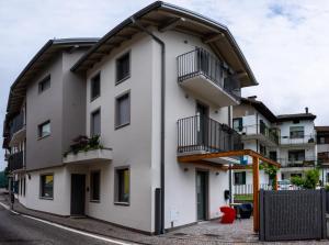 un edificio de apartamentos con balcones en una calle en Casa Carolina, en Levico Terme