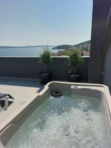 a hot tub on a balcony with a view of the ocean at Penthouse Petra with hot tub in Kali