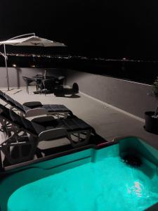 Bazén v ubytování Penthouse Petra with hot tub nebo v jeho okolí