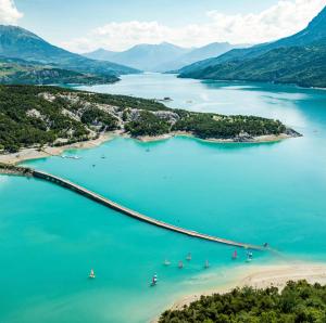 an aerial view of a lake with boats in it at Le Cocon de l'Epicléa, Chorges, entre lac et montagnes in Chorges