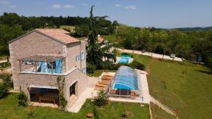 una vista aérea de una casa de piedra con piscina en Julijud, villa with heated pool, jacuzzi and sauna, en Brajkovići