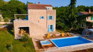 una vista aérea de una casa con piscina en Julijud, villa with heated pool, jacuzzi and sauna, en Brajkovići