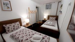een kleine slaapkamer met 2 bedden en 2 lampen bij Apartment Eleco in Bjelovar