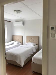 Postel nebo postele na pokoji v ubytování SEYRİ DENİZ VİLLA Villa with sea view