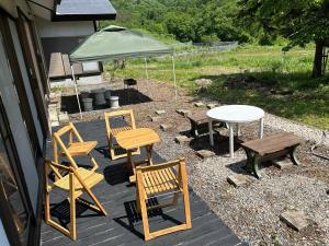 une terrasse avec des chaises, une table et un parasol dans l'établissement Cool Villa Hida Resort - Vacation STAY 16761v, à Hida