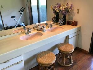 La salle de bains est pourvue de 2 lavabos et de 2 tabourets. dans l'établissement Cool Villa Hida Resort - Vacation STAY 16761v, à Hida