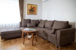 salon z kanapą i stołem w obiekcie Villa ACACIA w Kownie