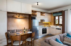une cuisine et un salon avec une table et un canapé dans l'établissement Muses Beach Villas - Erato, à Siteía
