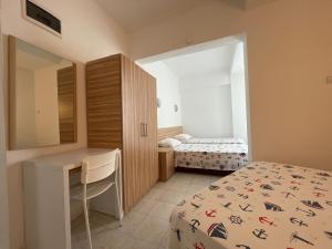 - une chambre avec un bureau, un lit et un miroir dans l'établissement Hotel Status, à Fethiye