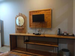 un escritorio con TV encima en Bromo Semesta Guesthouse en Probolinggo