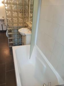 uma casa de banho com um chuveiro, um lavatório e uma banheira em Chez Mylène et J-P em Orange