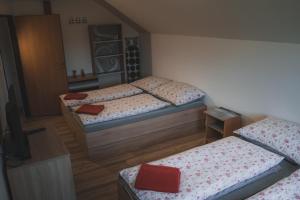 Postel nebo postele na pokoji v ubytování Chata - Sklep 57