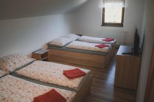 Postel nebo postele na pokoji v ubytování Chata - Sklep 57