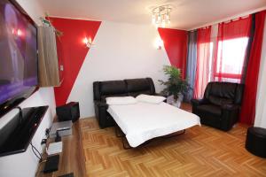 sala de estar con sofá y TV de pantalla plana en Apartment Marina, en Trogir