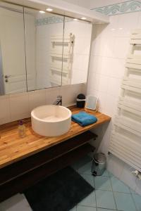 La salle de bains est pourvue d'un lavabo et d'un grand miroir. dans l'établissement CHEZ NOUCETTE, à Saint-Cyr-sur-Mer