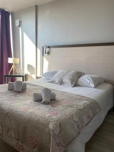 - un grand lit avec 2 oreillers dans l'établissement Hotel La Clé, à Saint-André-de-Sangonis