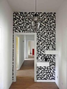 um corredor com uma parede cheia de corações de prata em Carla's House em Bolsena