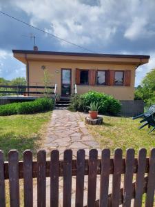 une maison avec une clôture devant elle dans l'établissement Chalet Grazia, à Valgiano