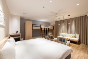 sypialnia z dużym białym łóżkiem w pokoju w obiekcie アルファベットイン那覇国際通りEAST w mieście Tsuboya