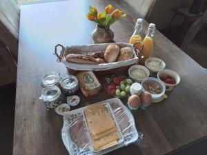 uma mesa com uma bandeja de comida numa mesa em vakantiewoning 't Bakhuus em Bergentheim